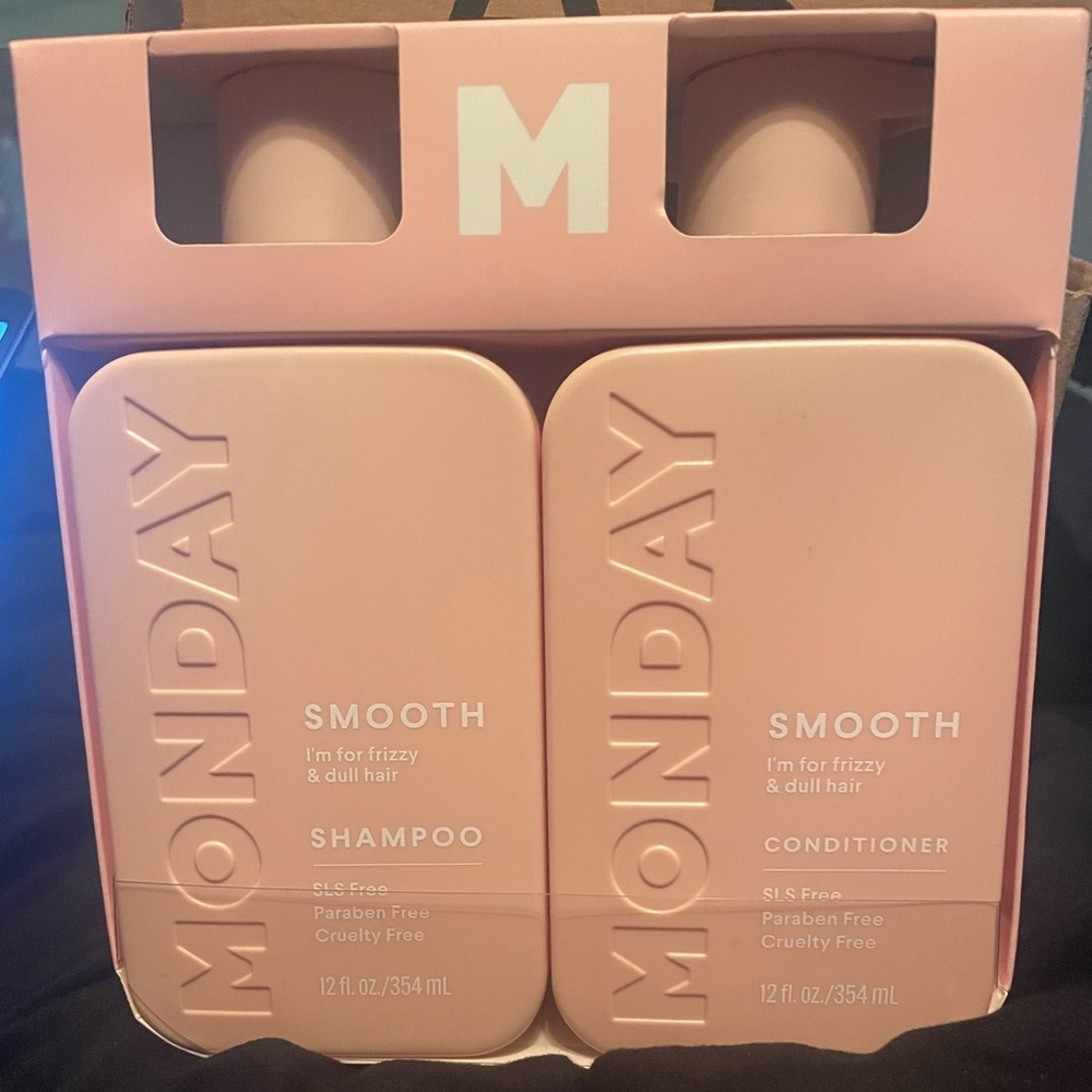 Monday Smooth Shampoo and Conditioner Set